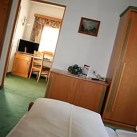 Schweizerhaus Szálloda 3*